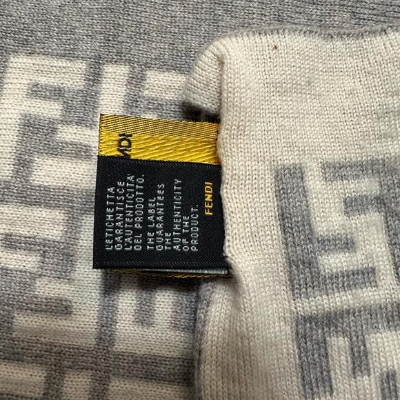 FENDI | Gray & Cream Monogram Scarf - AUTHENTIC - Picture 3 of 8